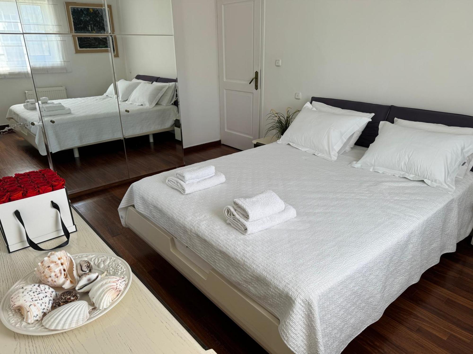 Vouliagmeni Seaside Escape Apartment เอเธนส์ ภายนอก รูปภาพ
